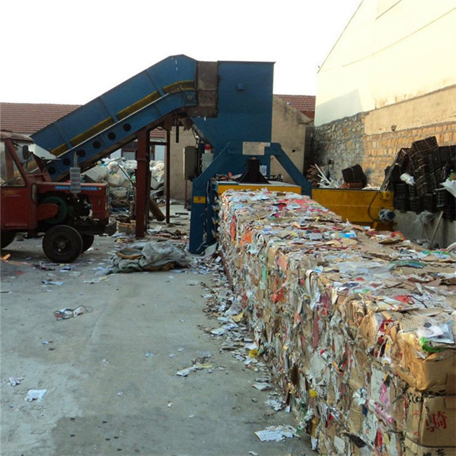 废纸打包机工作现场